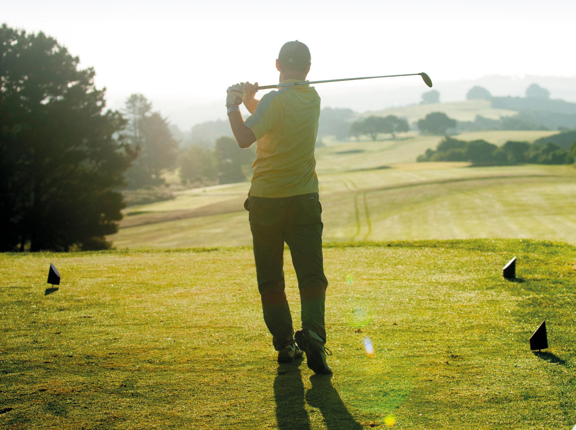 golfer on 1st tee carlyon