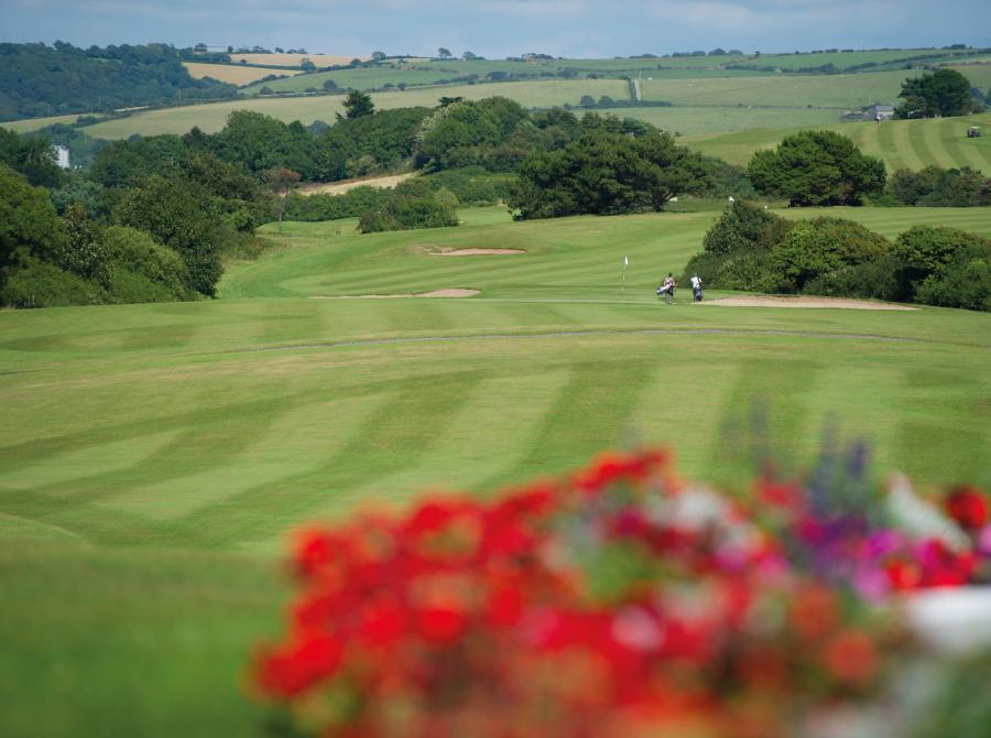 carlyon golf course 2 golfers and flowers
